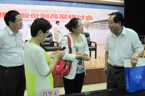 會(huì)后代表們紛紛前來(lái)尋問(wèn)，秦建秋董事長(zhǎng)一一解答
