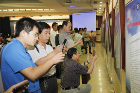 與會(huì)代表觀看南通二建九公司的宣傳易拉寶