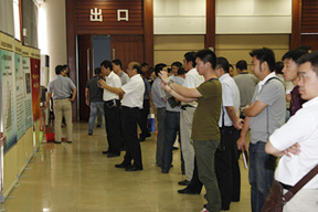 與會(huì)代表觀看南通二建九公司的宣傳易拉寶石