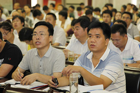 聚精會(huì)神的參會(huì)代表