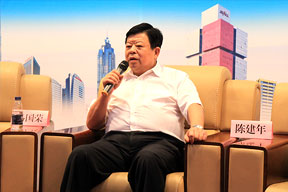 江蘇南通二建集團(tuán)有限公司董事長(zhǎng)陳建年回答參會(huì)代表的提問