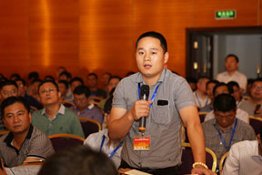 參會(huì)代表與專家和企業(yè)家們進(jìn)行熱烈的研討與交流