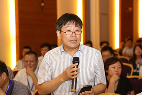 參會(huì)代表與專家和企業(yè)家們進(jìn)行熱烈的研討與交流