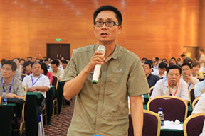 參會(huì)代表與專家和企業(yè)家們進(jìn)行熱烈的研討與交流
