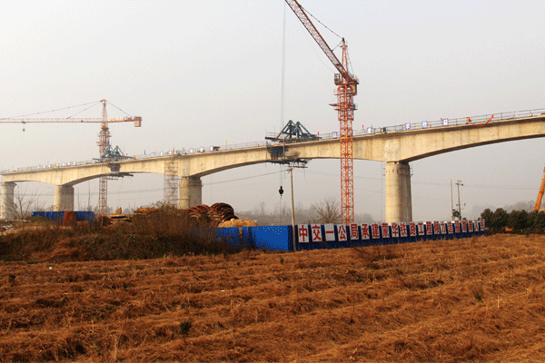 湖南蒙華鐵路全線最長(zhǎng)、單跨最大橋—沙港河大橋完成連續(xù)梁中跨合龍