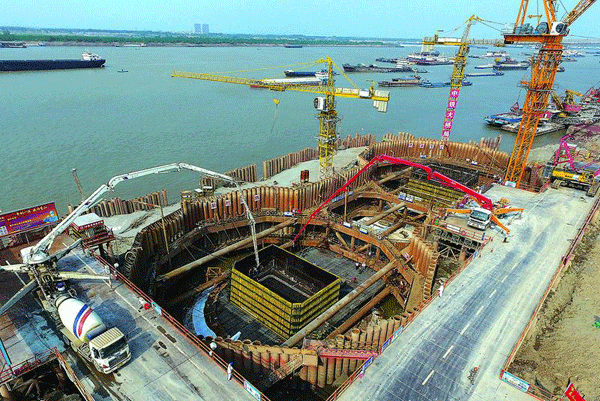 中鐵大橋局承建的武漢青山長江大橋19號主塔墩承臺第三層混凝土澆筑結(jié)束