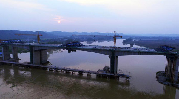 中國(guó)鐵建十六局二公司簡(jiǎn)蒲高速公路沱江特大橋連續(xù)剛構(gòu)梁合龍