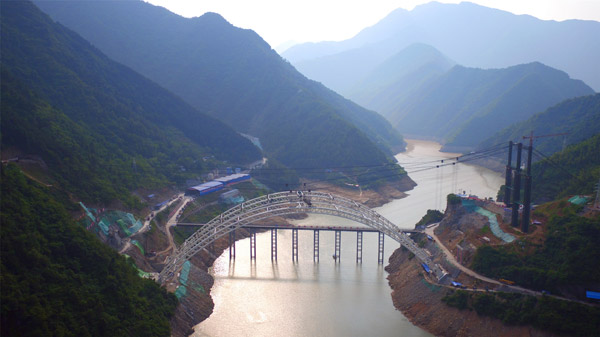 中交四公局五公司寶漢項(xiàng)目石門水庫(kù)特大橋主拱順利合攏