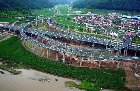 鶴大高速ZT11標(biāo)段主線路面實(shí)現(xiàn)貫通