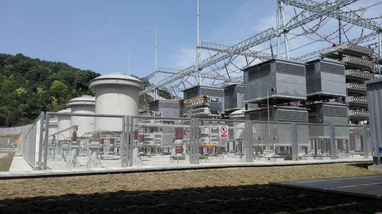 紹興換流站交流場、交流濾波器場低壓電抗、電阻、電容元件，布局整齊緊湊，節(jié)省了大量空間。