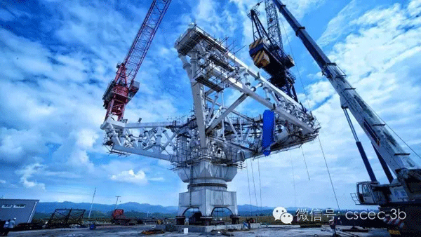 中建三中建三局全球首創(chuàng)超高層建筑“多吊機廻轉(zhuǎn)平臺”
