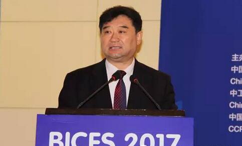 中國工程機械工業(yè)協(xié)會常務副會長兼秘書長蘇子孟作《工程機械行業(yè)運行狀況與趨勢分析》報告