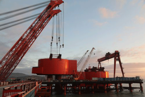 平潭大橋最后一個(gè)主塔墩圍堰吊裝成功
