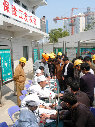 上海建工二建集團(tuán)組織醫(yī)務(wù)工作者定期到在建項目開展醫(yī)療咨詢服務(wù)
