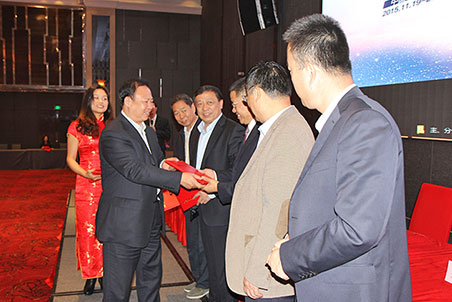 中施企協(xié)會(huì)長(zhǎng)曹玉書為中施企協(xié)信息化工作委員會(huì)主任副主任頒發(fā)證書