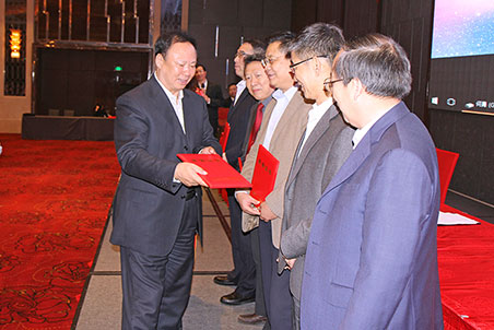 中施企協(xié)會(huì)長(zhǎng)曹玉書為中施企協(xié)信息化專家委員會(huì)主任副主任頒發(fā)證書