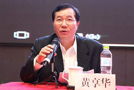 《施工企業(yè)管理》雜志社社長(zhǎng)黃享華主持開幕式